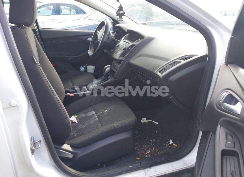 Photo 5 of 2016 Ford Focus SE (VIN 1FADP3F27GL217745)