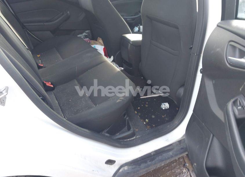 Photo 8 of 2016 Ford Focus SE (VIN 1FADP3F27GL217745)