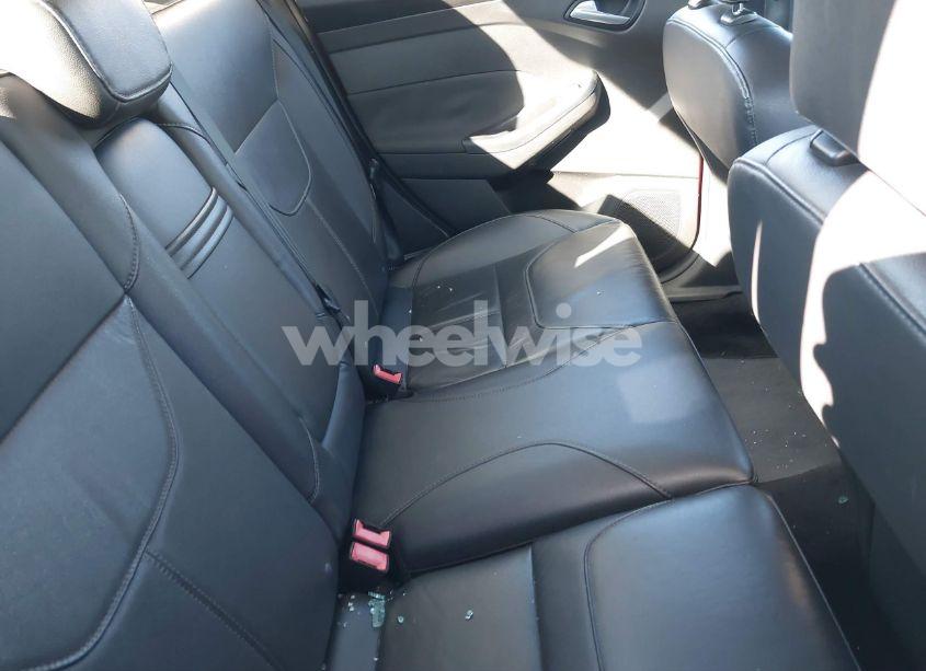 Photo 8 of 2016 Ford Focus SE (VIN 1FADP3F27GL224064)