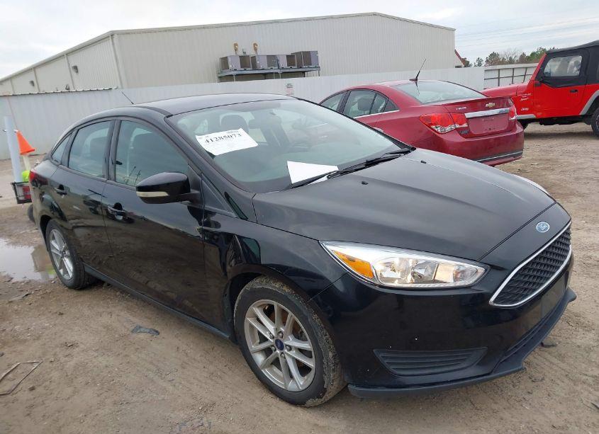 2016 Ford Focus SE (VIN 1FADP3F27GL255895) main photo