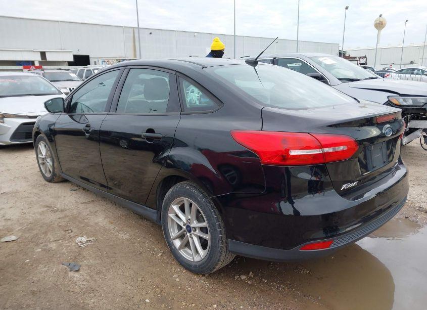 Photo 3 of 2016 Ford Focus SE (VIN 1FADP3F27GL255895)