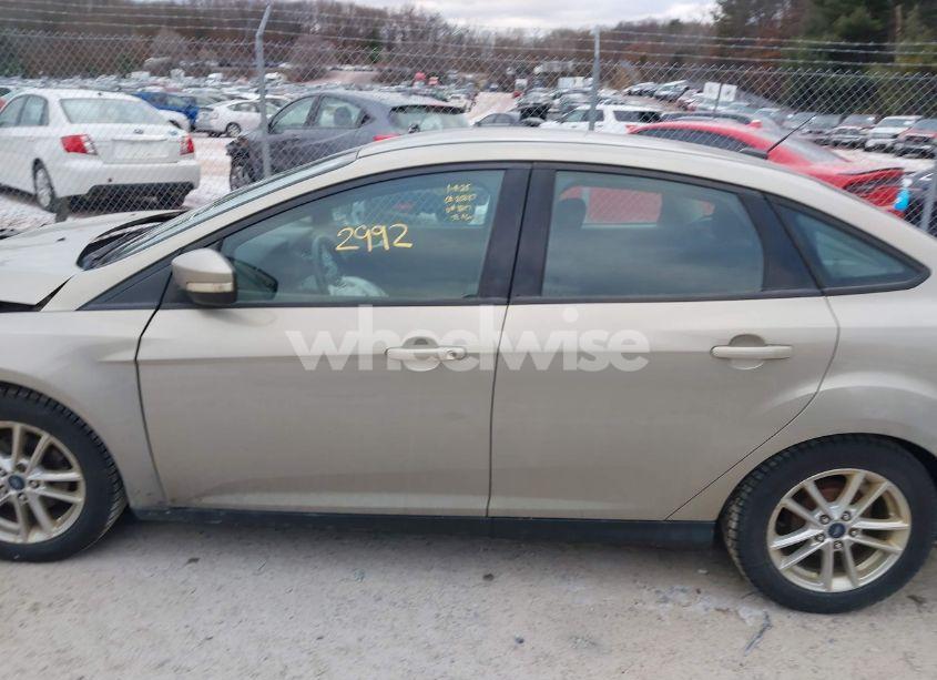 Photo 13 of 2016 Ford Focus SE (VIN 1FADP3F27GL288217)