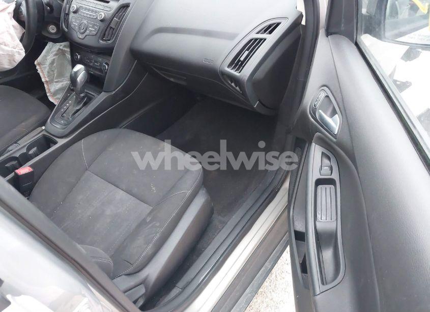 Photo 5 of 2016 Ford Focus SE (VIN 1FADP3F27GL288217)