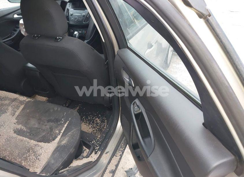 Photo 8 of 2016 Ford Focus SE (VIN 1FADP3F27GL288217)