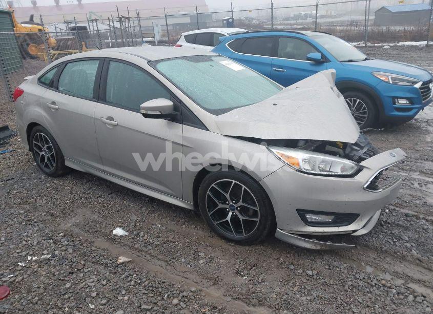 2016 Ford Focus SE (VIN 1FADP3F27GL358458) main photo
