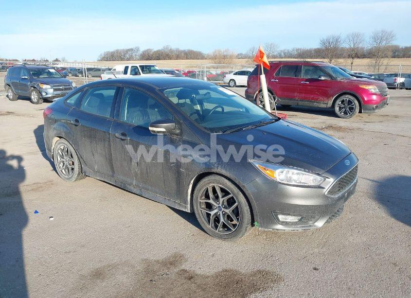 2016 Ford Focus SE (VIN 1FADP3F27GL374188) main photo