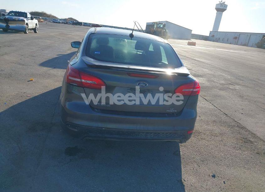 Photo 13 of 2016 Ford Focus SE (VIN 1FADP3F27GL374188)