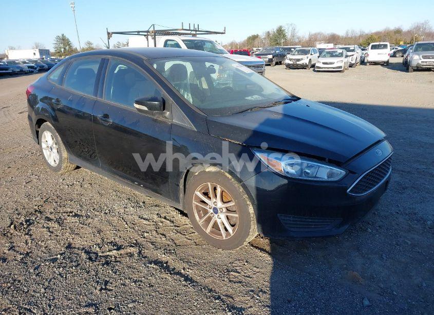 2016 Ford Focus SE (VIN 1FADP3F27GL385112) main photo