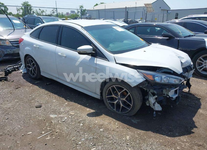 2016 Ford Focus SE (VIN 1FADP3F27GL385739) main photo