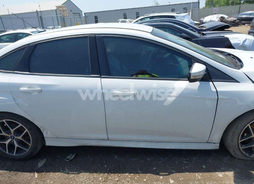 Photo 14 of 2016 Ford Focus SE (VIN 1FADP3F27GL385739)