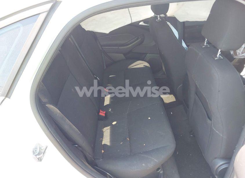 Photo 8 of 2016 Ford Focus SE (VIN 1FADP3F27GL385739)