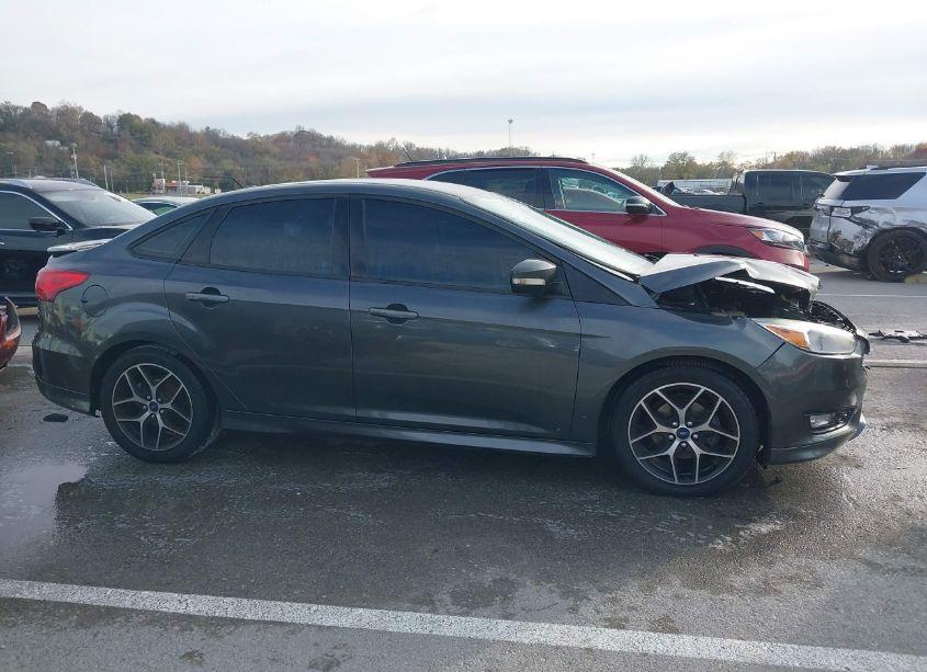Photo 13 of 2016 Ford Focus SE (VIN 1FADP3F27GL393467)
