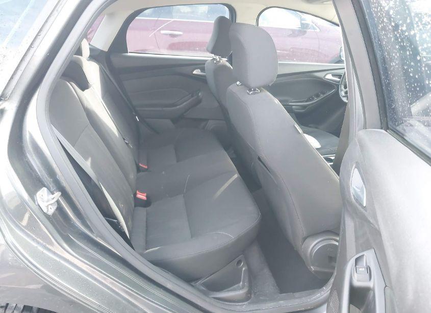 Photo 8 of 2016 Ford Focus SE (VIN 1FADP3F27GL393467)