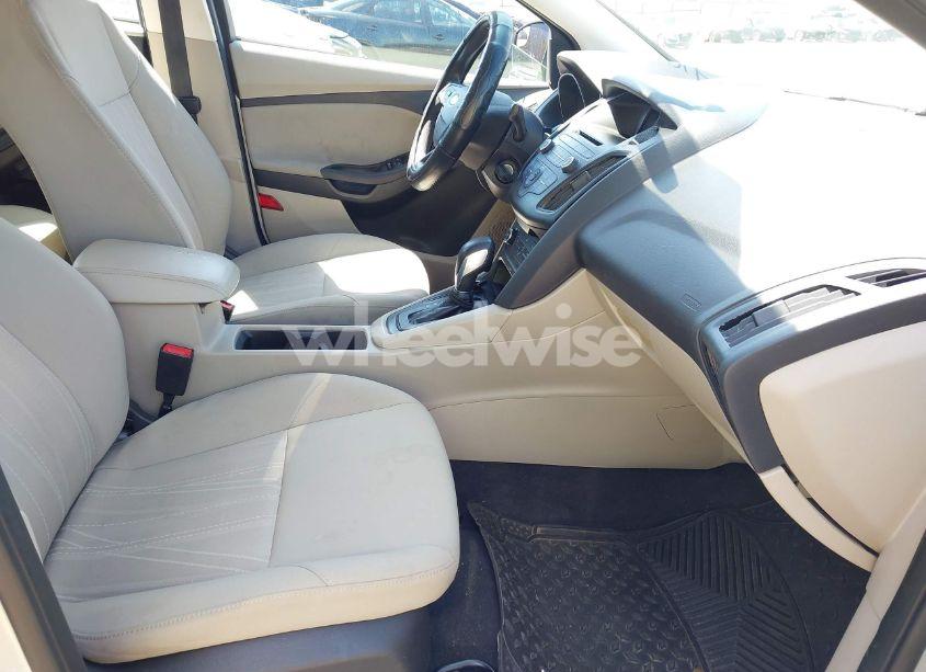 Photo 5 of 2017 Ford Focus SE (VIN 1FADP3F27HL240959)