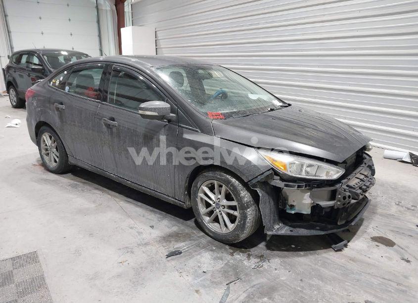 2017 Ford Focus SE (VIN 1FADP3F27HL291698) main photo