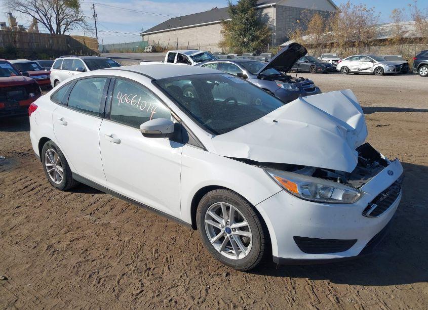 2017 Ford Focus SE (VIN 1FADP3F27HL315515) main photo