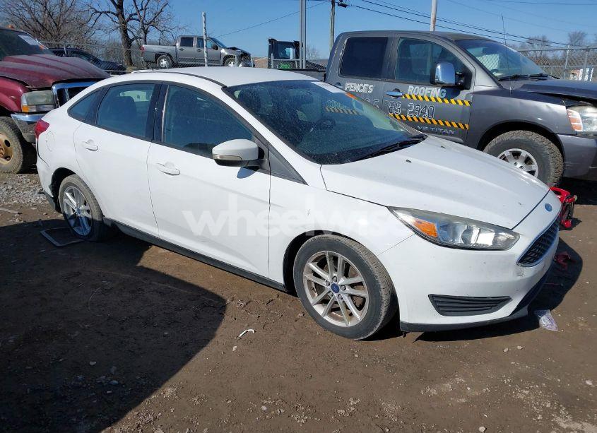 2017 Ford Focus SE (VIN 1FADP3F27HL321590) main photo