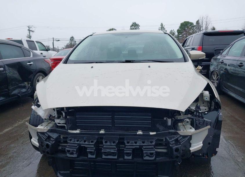 Photo 12 of 2018 Ford Focus SE (VIN 1FADP3F27JL219423)