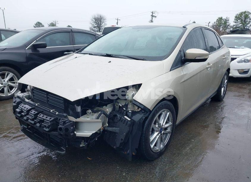 Photo 2 of 2018 Ford Focus SE (VIN 1FADP3F27JL219423)