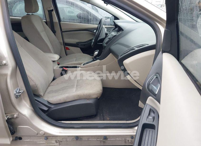 Photo 5 of 2018 Ford Focus SE (VIN 1FADP3F27JL219423)