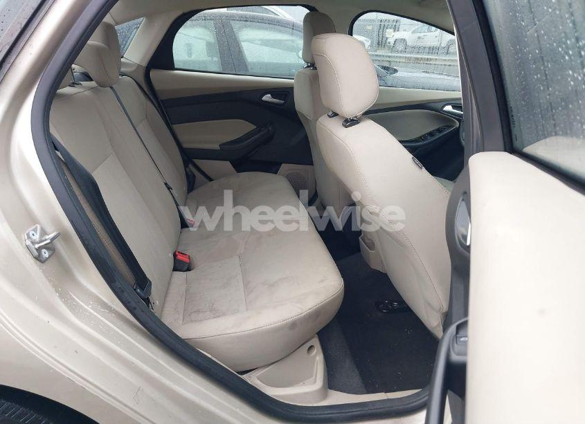 Photo 8 of 2018 Ford Focus SE (VIN 1FADP3F27JL219423)