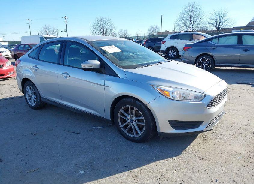 2018 Ford Focus SE (VIN 1FADP3F27JL242622) main photo
