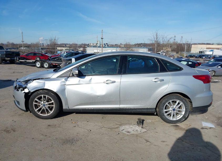 Photo 13 of 2018 Ford Focus SE (VIN 1FADP3F27JL242622)