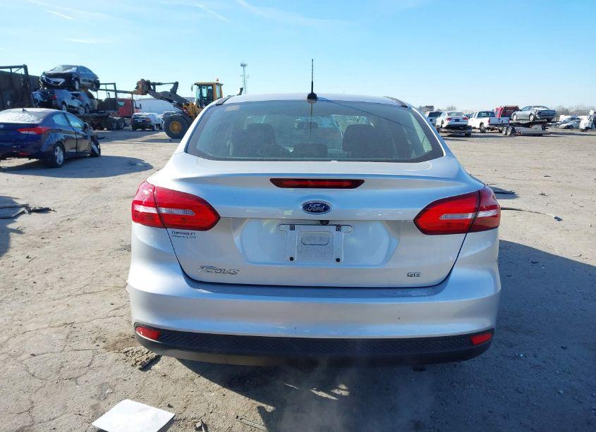 Photo 15 of 2018 Ford Focus SE (VIN 1FADP3F27JL242622)