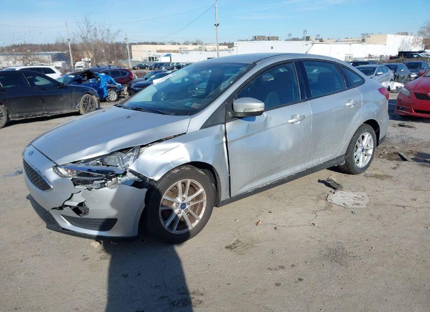 Photo 2 of 2018 Ford Focus SE (VIN 1FADP3F27JL242622)