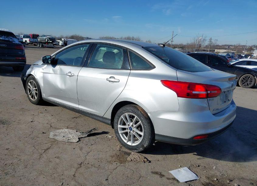 Photo 3 of 2018 Ford Focus SE (VIN 1FADP3F27JL242622)