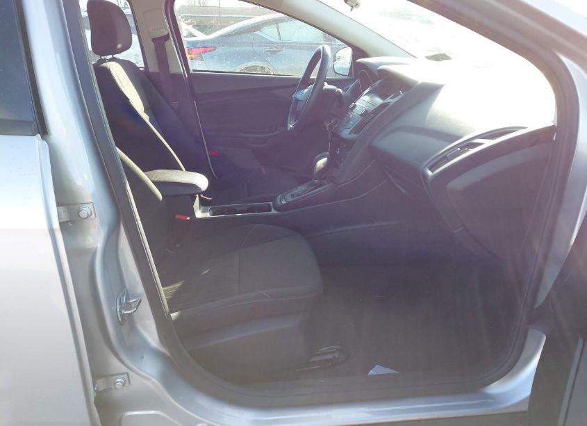 Photo 5 of 2018 Ford Focus SE (VIN 1FADP3F27JL242622)