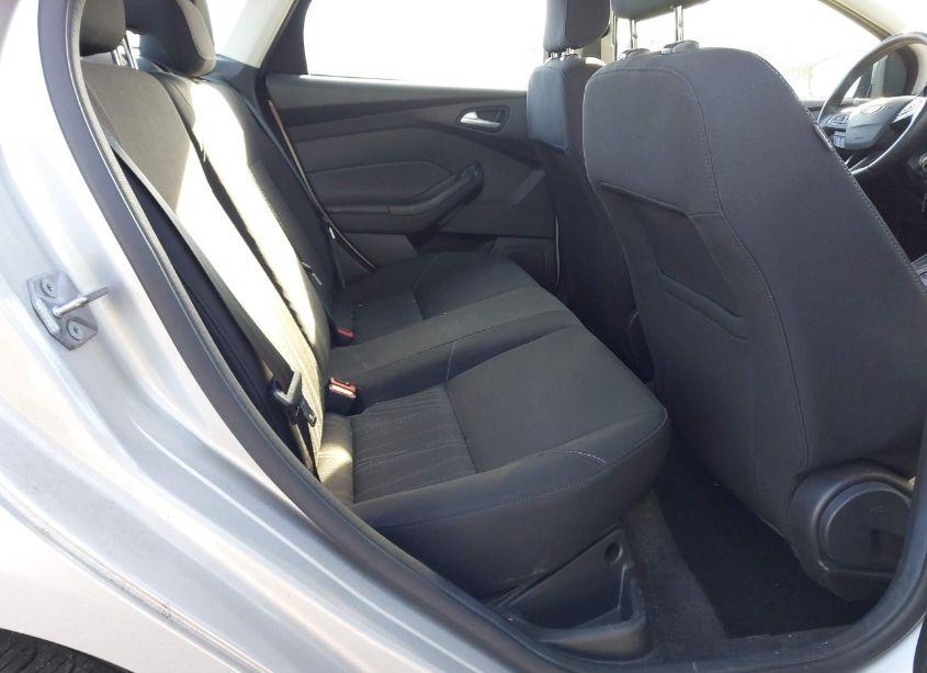 Photo 8 of 2018 Ford Focus SE (VIN 1FADP3F27JL242622)