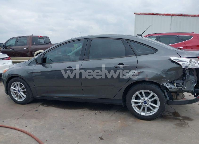 Photo 14 of 2018 Ford Focus SE (VIN 1FADP3F27JL259551)