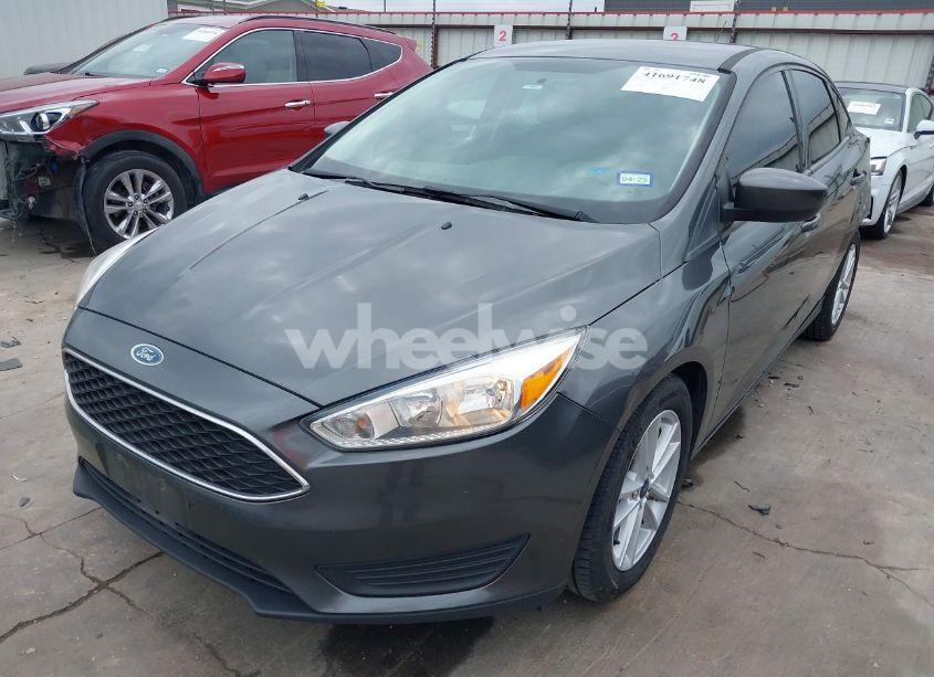 Photo 2 of 2018 Ford Focus SE (VIN 1FADP3F27JL259551)