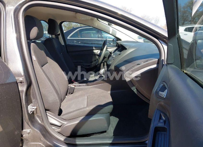 Photo 5 of 2018 Ford Focus SE (VIN 1FADP3F27JL259551)