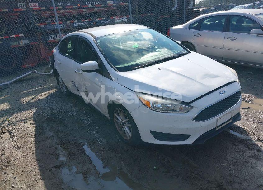 2018 Ford Focus SE (VIN 1FADP3F27JL263857) main photo
