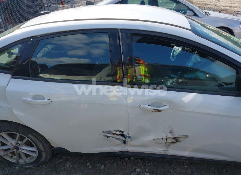 Photo 13 of 2018 Ford Focus SE (VIN 1FADP3F27JL263857)