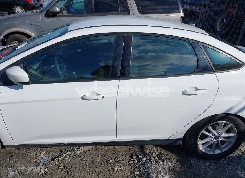 Photo 14 of 2018 Ford Focus SE (VIN 1FADP3F27JL263857)