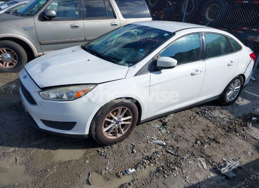Photo 2 of 2018 Ford Focus SE (VIN 1FADP3F27JL263857)