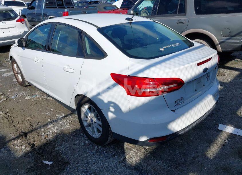 Photo 3 of 2018 Ford Focus SE (VIN 1FADP3F27JL263857)