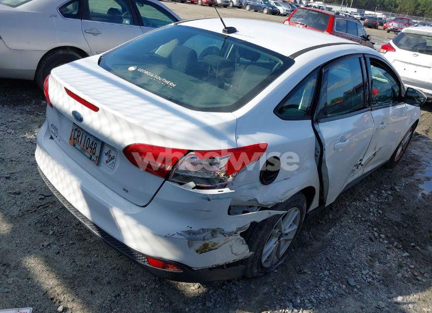 Photo 4 of 2018 Ford Focus SE (VIN 1FADP3F27JL263857)