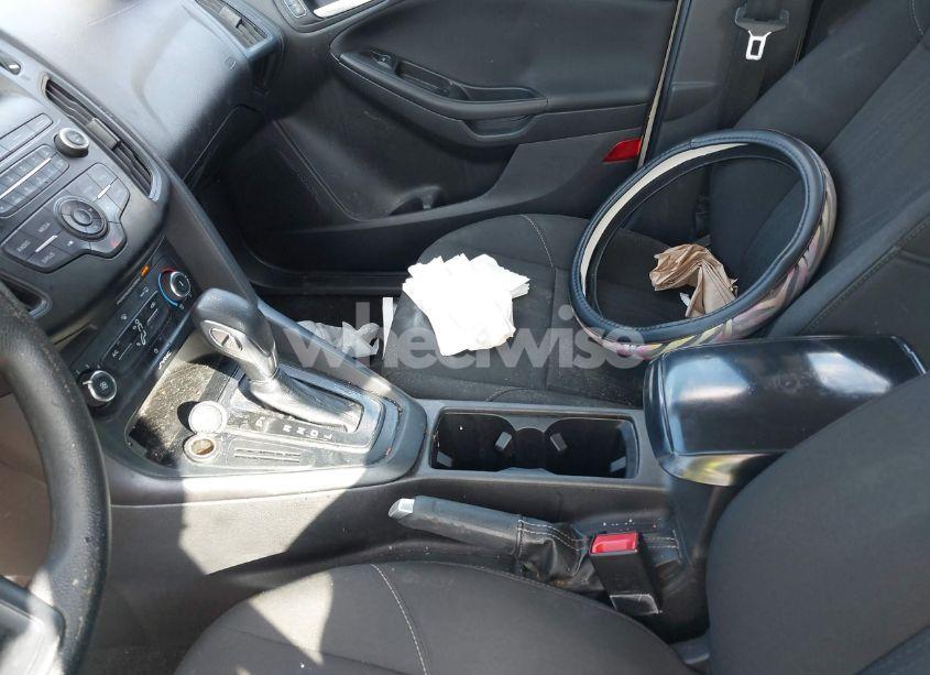 Photo 5 of 2018 Ford Focus SE (VIN 1FADP3F27JL263857)