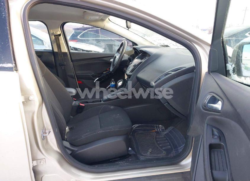 Photo 5 of 2018 Ford Focus SE (VIN 1FADP3F27JL267729)