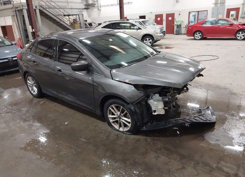 2018 Ford Focus SE (VIN 1FADP3F27JL294817) main photo