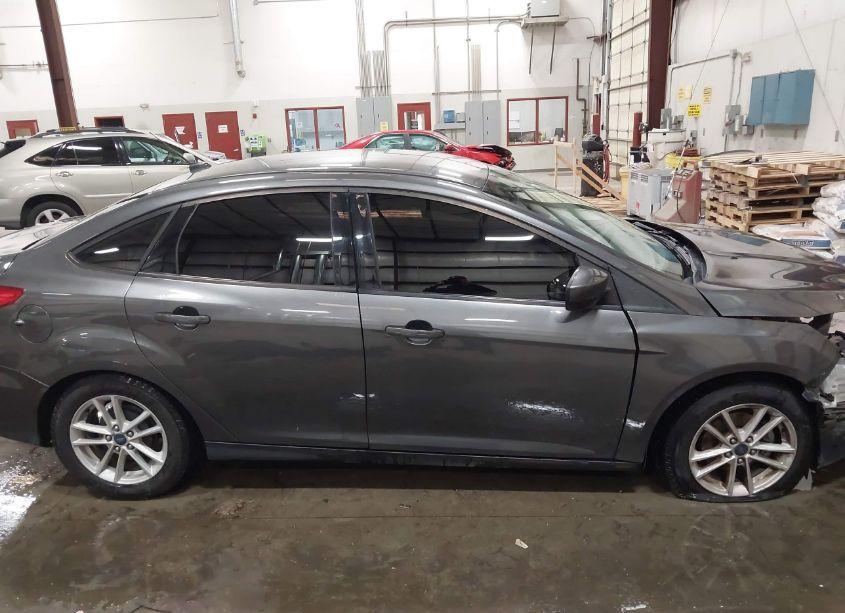 Photo 12 of 2018 Ford Focus SE (VIN 1FADP3F27JL294817)