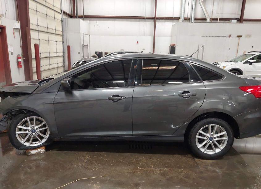 Photo 13 of 2018 Ford Focus SE (VIN 1FADP3F27JL294817)