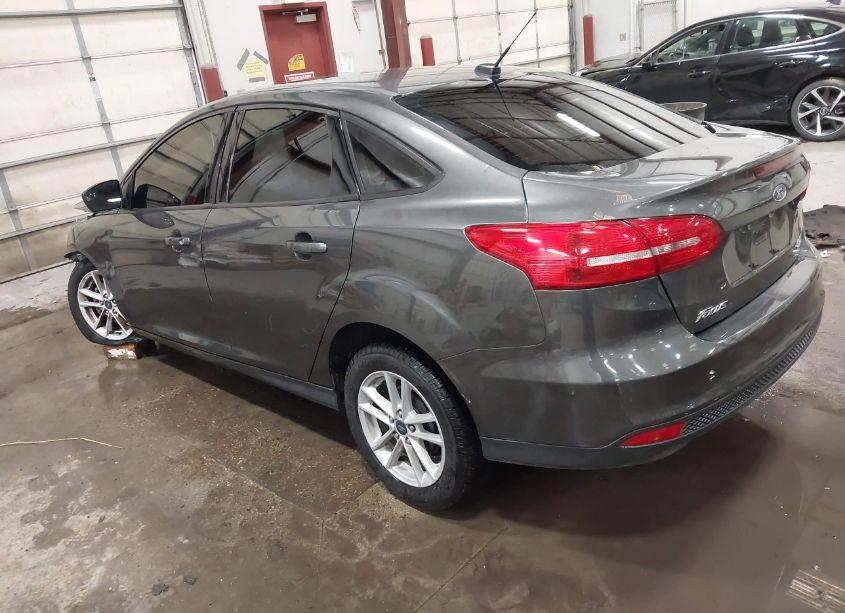 Photo 3 of 2018 Ford Focus SE (VIN 1FADP3F27JL294817)