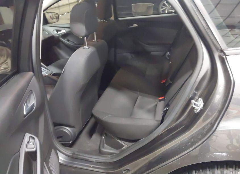 Photo 8 of 2018 Ford Focus SE (VIN 1FADP3F27JL294817)