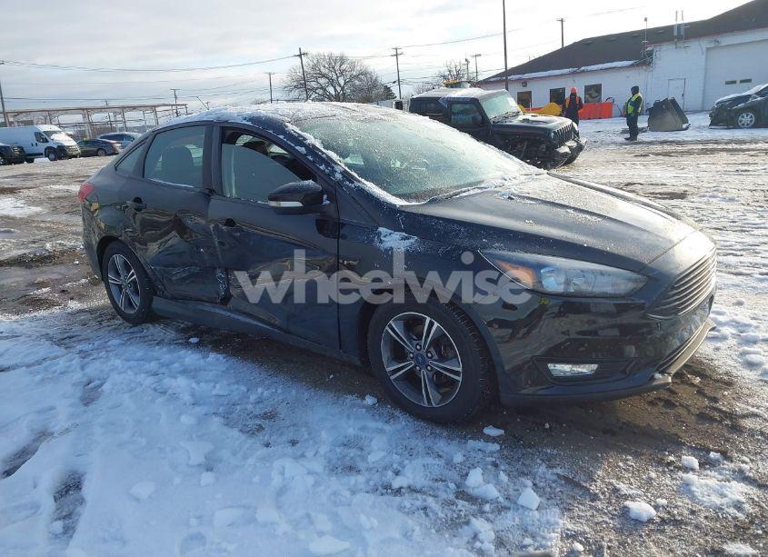 2018 Ford Focus SE (VIN 1FADP3F27JL301118) main photo