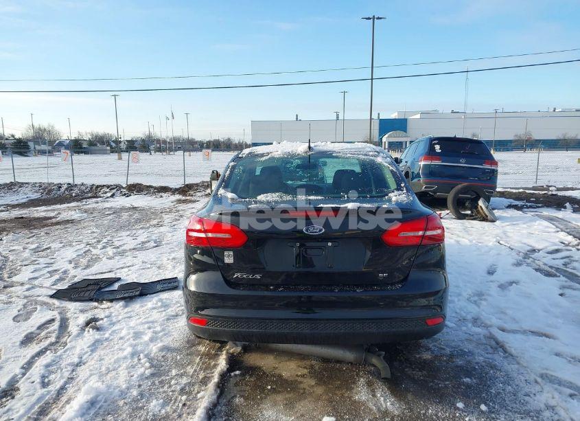 Photo 16 of 2018 Ford Focus SE (VIN 1FADP3F27JL301118)